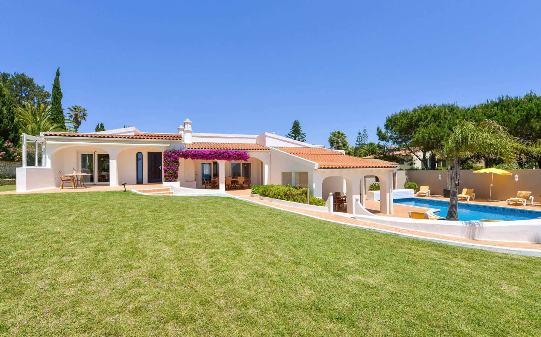 Casa Lydia l Ground-floor villa with a large garden by the sea