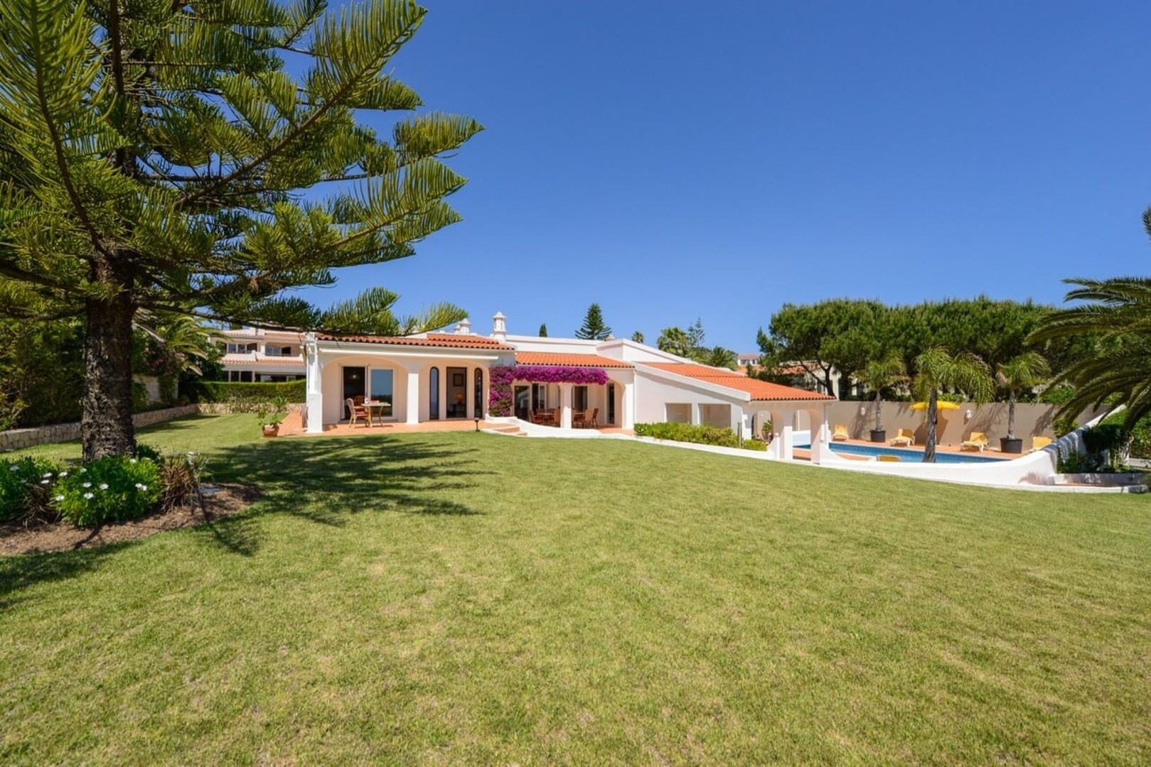 Casa Lydia l Ground-floor villa with a large garden by the sea