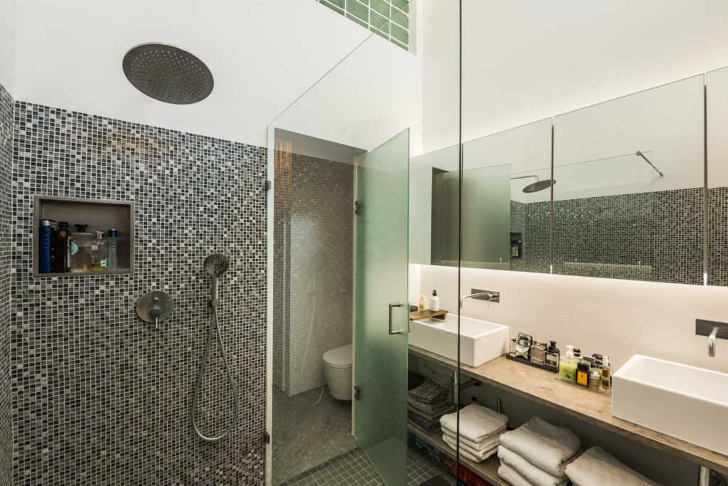 Casa Bonton l Urban-designed townhouse met ommuurde tropische tuin