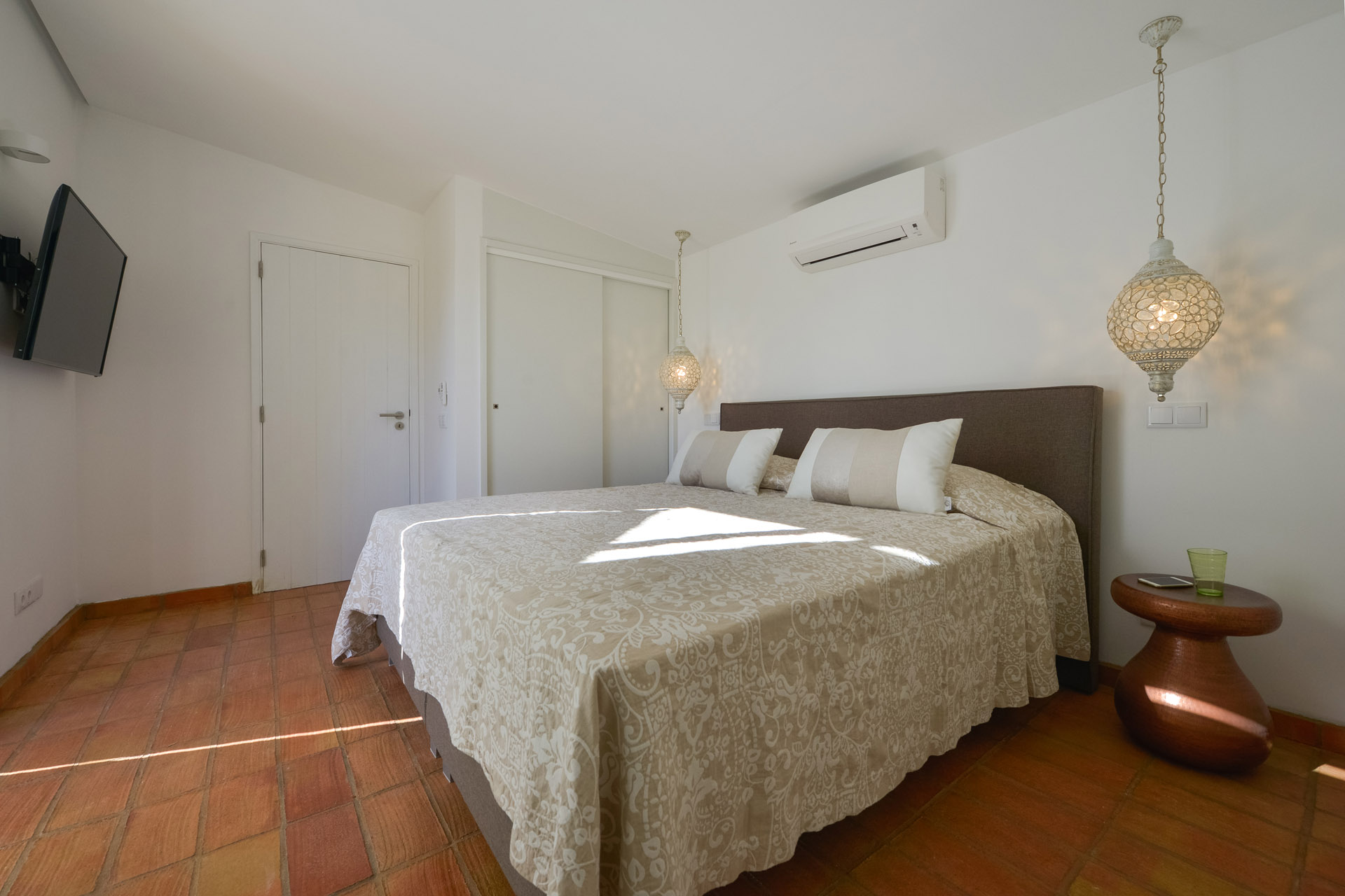 Villa Vittore l Playfully and warmly decorated villa with breathtaking views