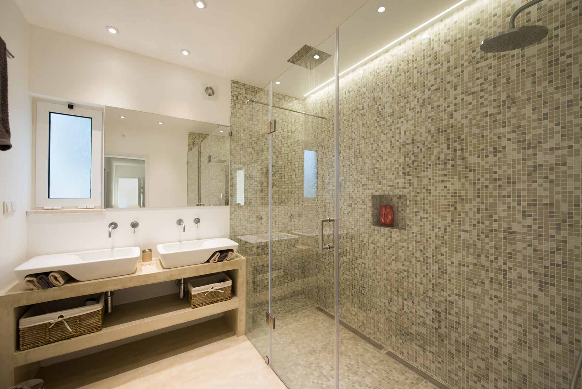 Villa Vittore l Playfully and warmly decorated villa with breathtaking views