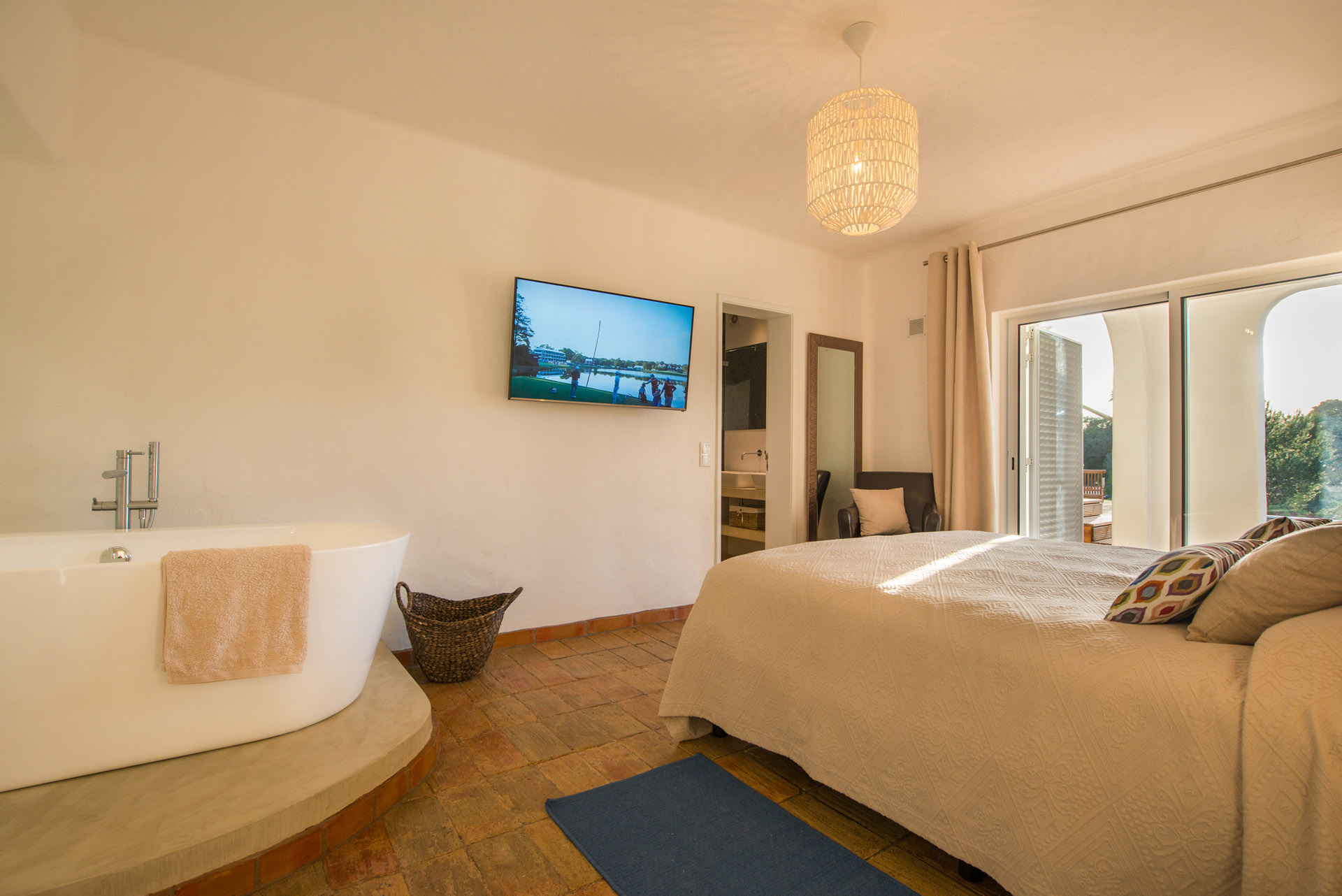 Villa Vittore l Playfully and warmly decorated villa with breathtaking views