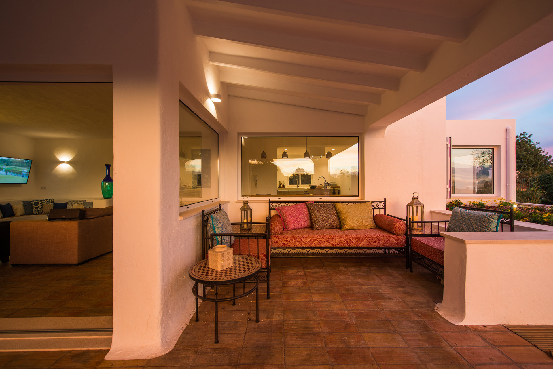 Villa Vittore l Playfully and warmly decorated villa with breathtaking views