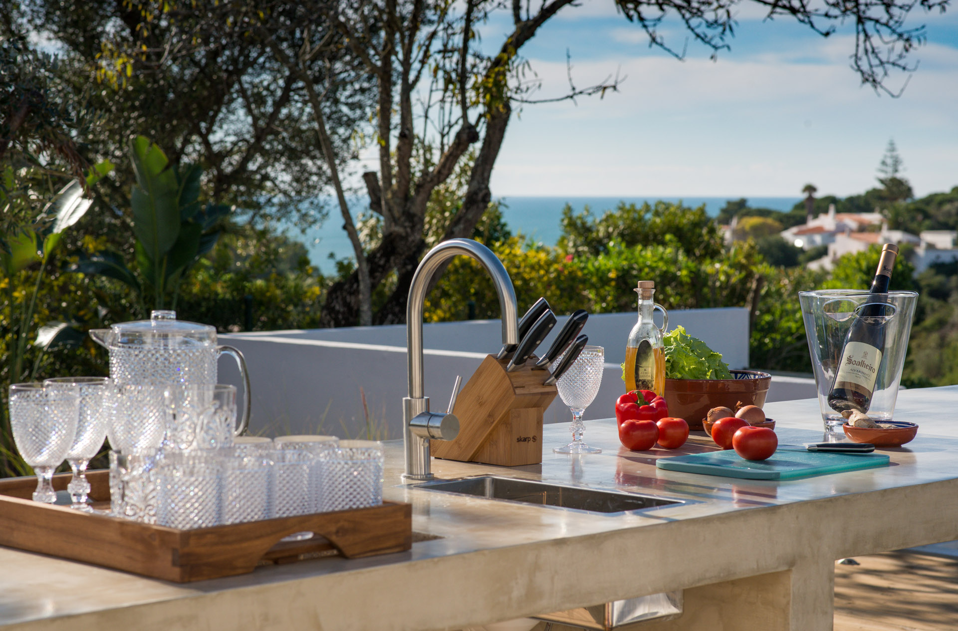 Villa Vittore l Playfully and warmly decorated villa with breathtaking views