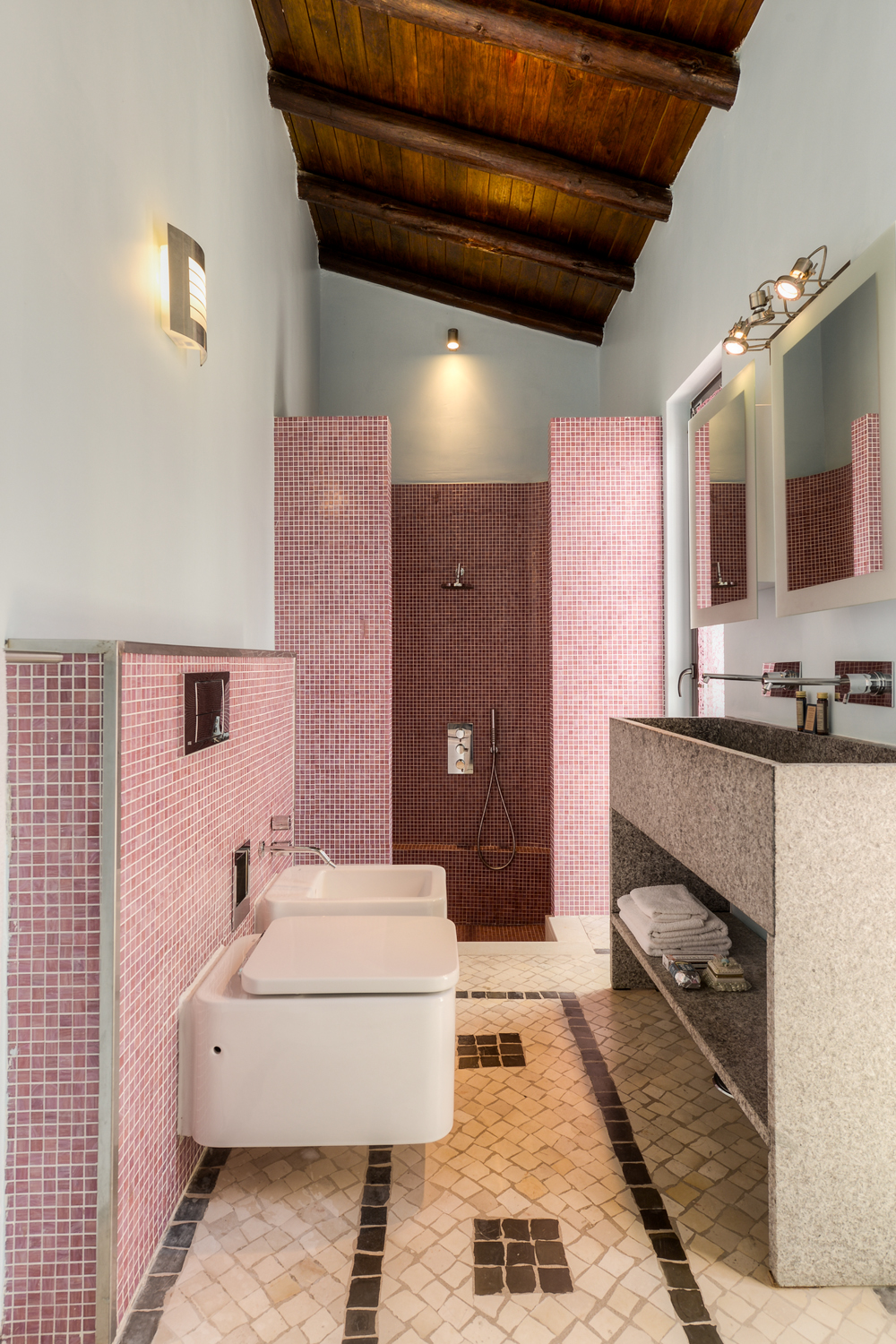 Quinta Pedra | Authentic and atmospherically furnished villa surrounded by greenery