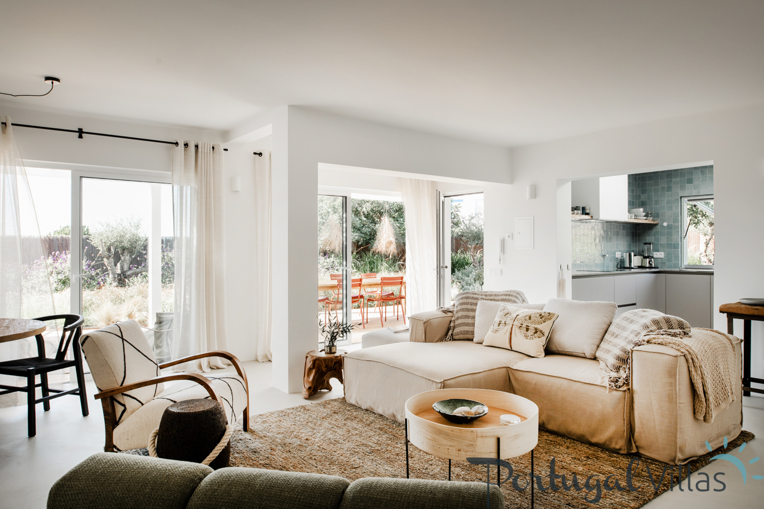 Casa Andorinha l A beautiful mix of light tones and a warm ambiance