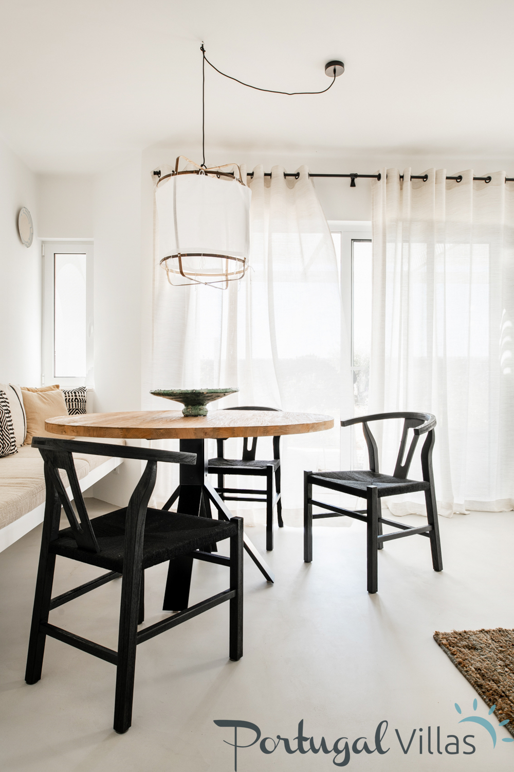 Casa Andorinha l A beautiful mix of light tones and a warm ambiance