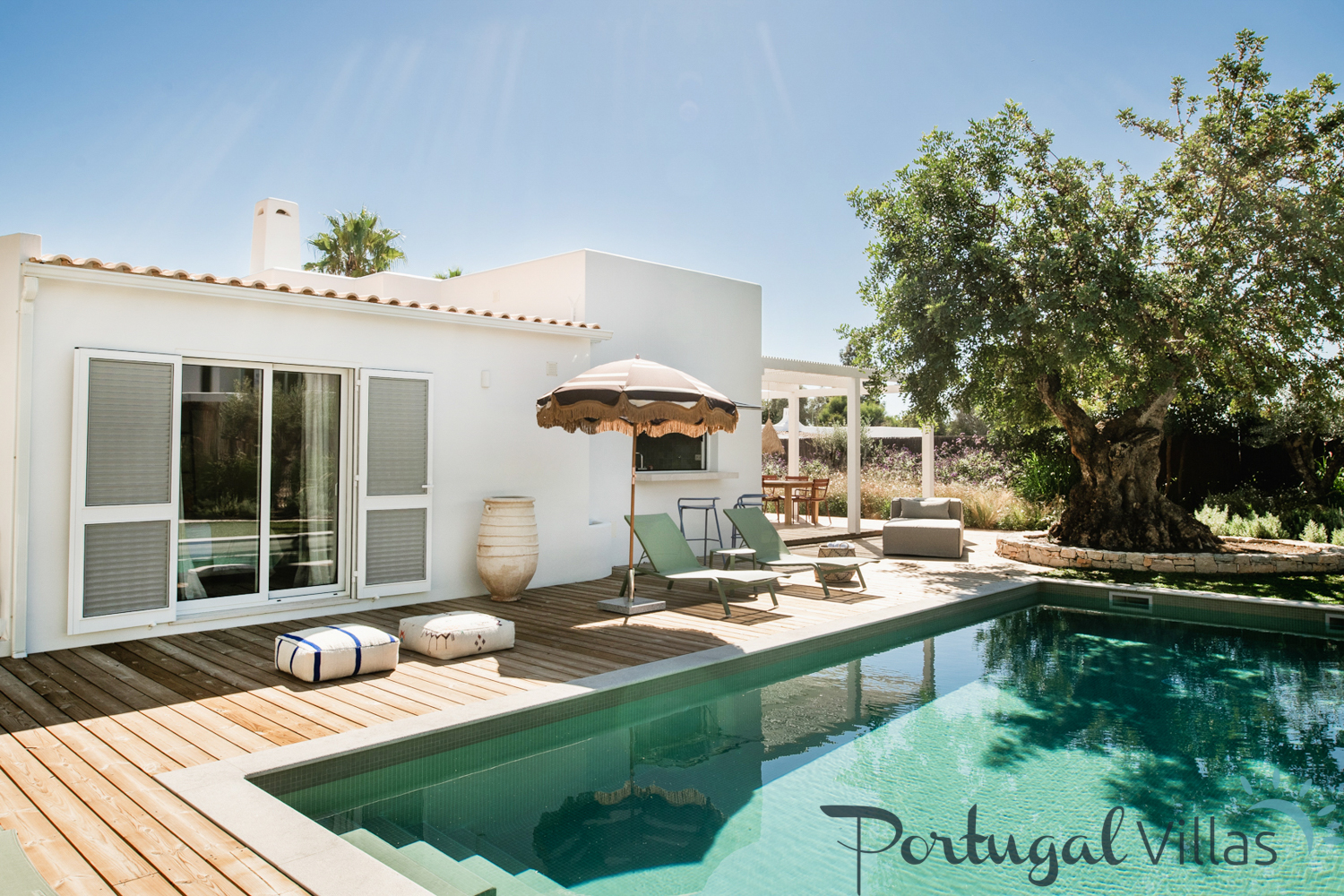 Casa Andorinha l A beautiful mix of light tones and a warm ambiance